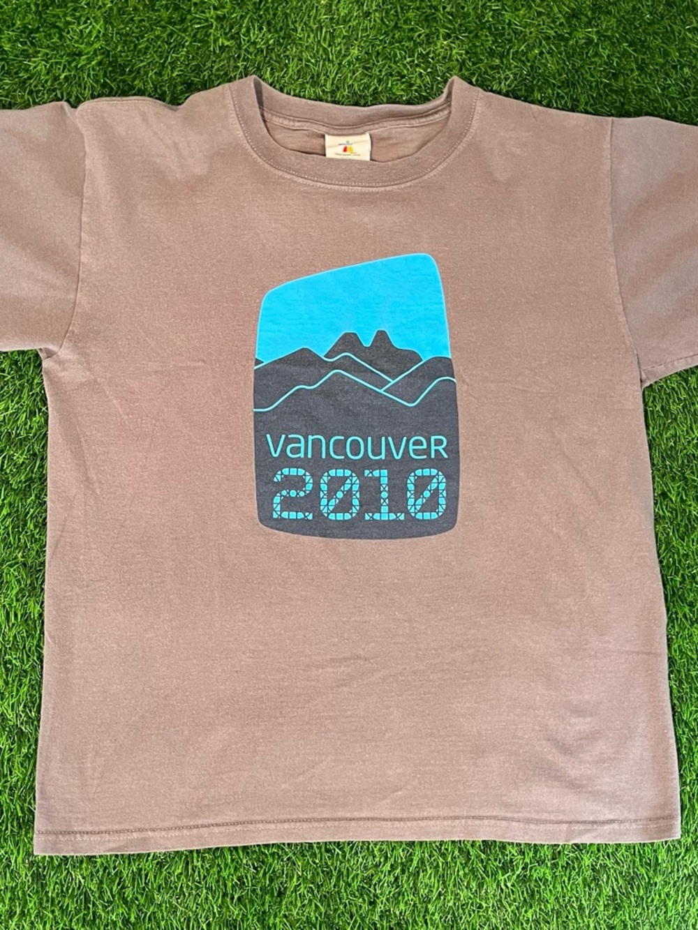 2010 Vintage Style Olympics Store Vancouver Canada Gray T-Shirt Mens Medium